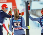 Terence Weber klatscht mit Jenny Nowak und Cindy Haasch im Ziel ab.