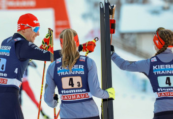 Terence Weber klatscht mit Jenny Nowak und Cindy Haasch im Ziel ab.