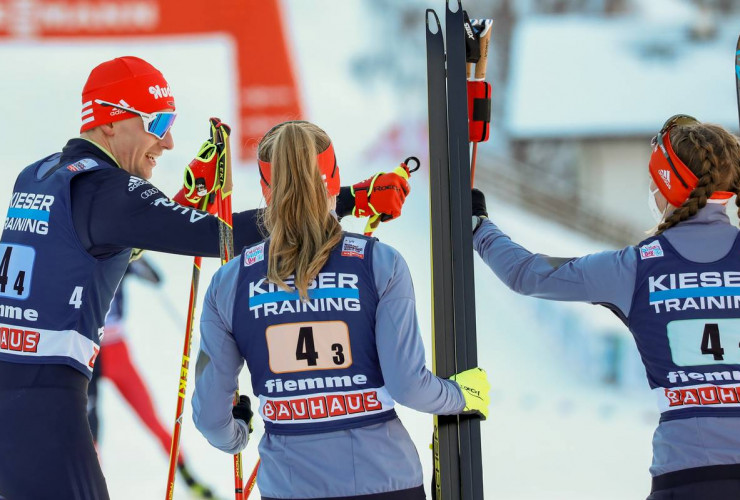 Terence Weber klatscht mit Jenny Nowak und Cindy Haasch im Ziel ab.