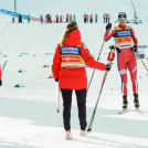 Joergen Graabak kommt als Sieger ins Ziel und wird von Mari Leinan Lund und Gyda Westvold Hansen erwartet.