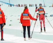 Joergen Graabak kommt als Sieger ins Ziel und wird von Mari Leinan Lund und Gyda Westvold Hansen erwartet.