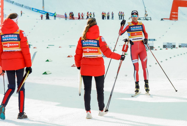 Joergen Graabak kommt als Sieger ins Ziel und wird von Mari Leinan Lund und Gyda Westvold Hansen erwartet.