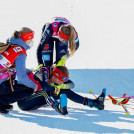 Jenny Nowak kümmert sich nach dem Lauf um die völlig erschöpfte Maria Gerboth.