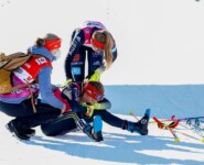 Jenny Nowak kümmert sich nach dem Lauf um die völlig erschöpfte Maria Gerboth.