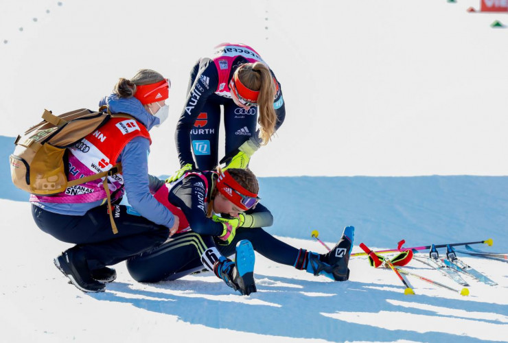 Jenny Nowak kümmert sich nach dem Lauf um die völlig erschöpfte Maria Gerboth.