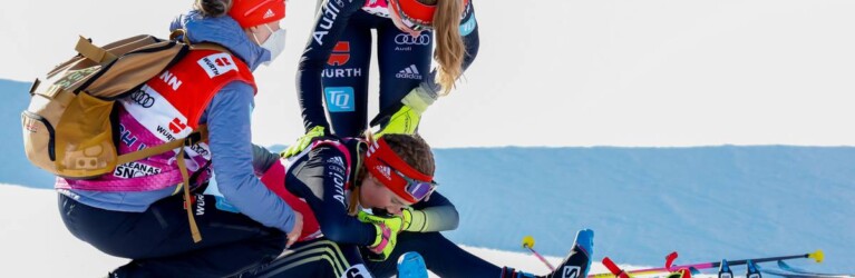 Jenny Nowak kümmert sich nach dem Lauf um die völlig erschöpfte Maria Gerboth.