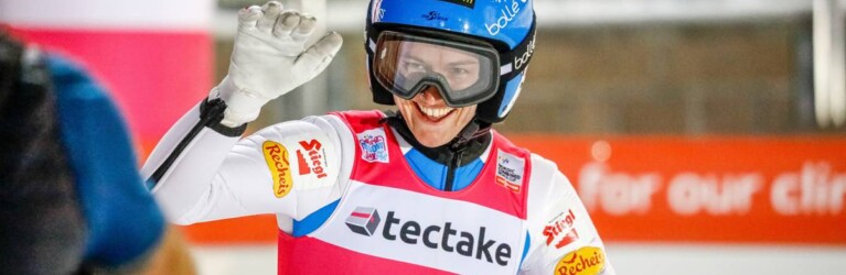 Eva Hubinger lacht in die Fernsehkamera.