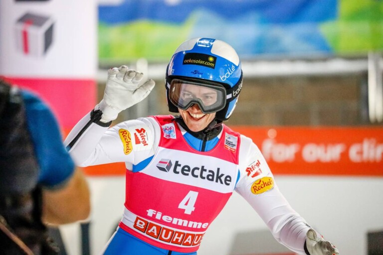 Eva Hubinger lacht in die Fernsehkamera.