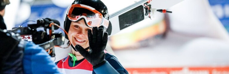 Annika Malacinski grüßt in die Fernsehkamera.