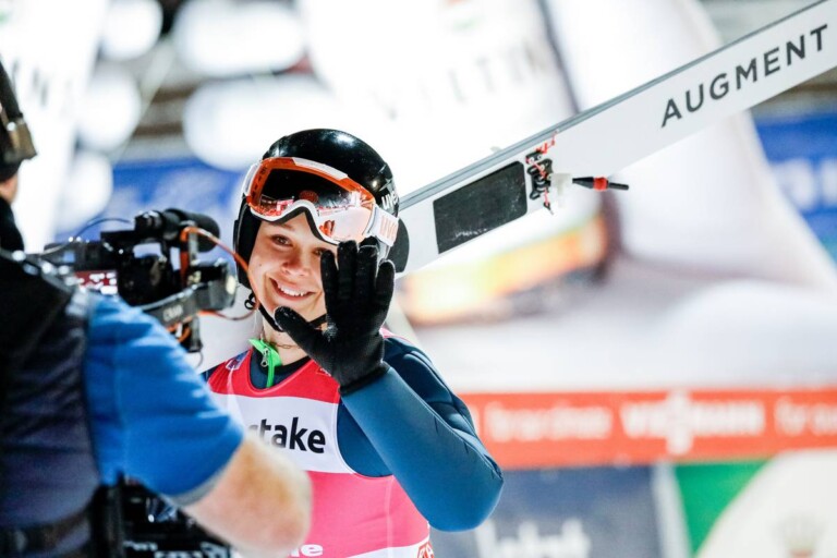 Annika Malacinski grüßt in die Fernsehkamera.