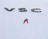 Eero Hirvonen bei seinem Sprung in Klingenthal im Januar 2022