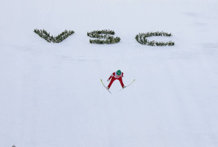 Eero Hirvonen bei seinem Sprung in Klingenthal im Januar 2022