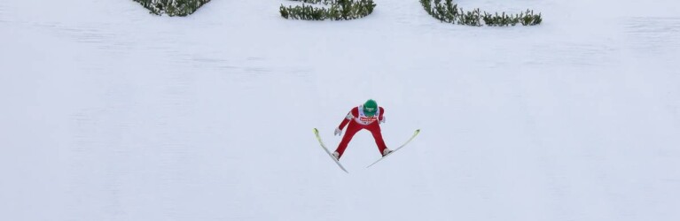 Eero Hirvonen bei seinem Sprung in Klingenthal im Januar 2022