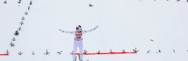 Johannes Lamparter bringt sich mit einem weiten Sprung in eine gute Ausgangsposition.
