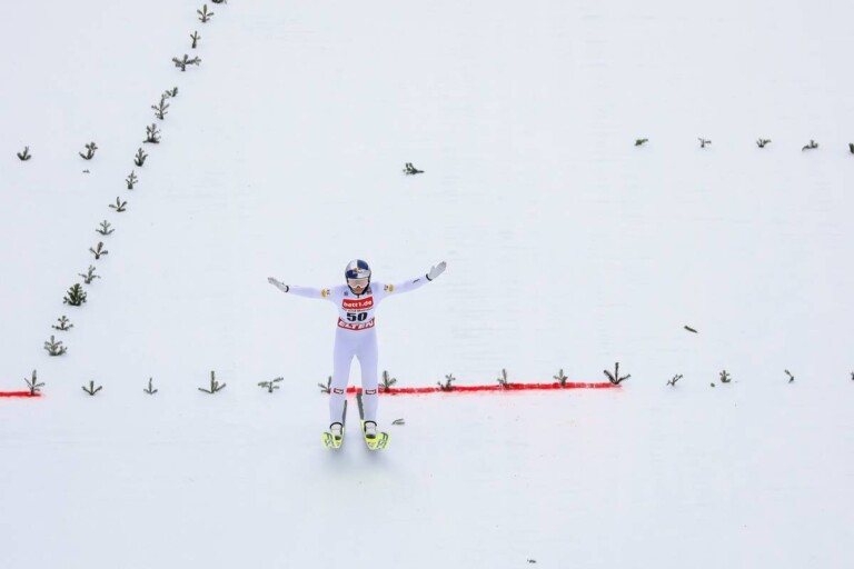 Johannes Lamparter bringt sich mit einem weiten Sprung in eine gute Ausgangsposition.