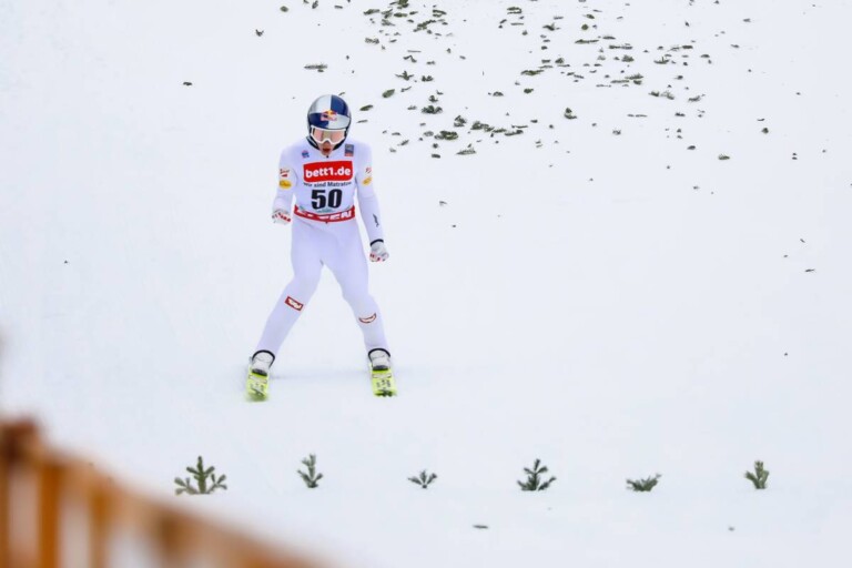 Johannes Lamparter freut sich über seinen guten Sprung.