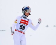 Johannes Lamparter freut sich über seinen guten Sprung.