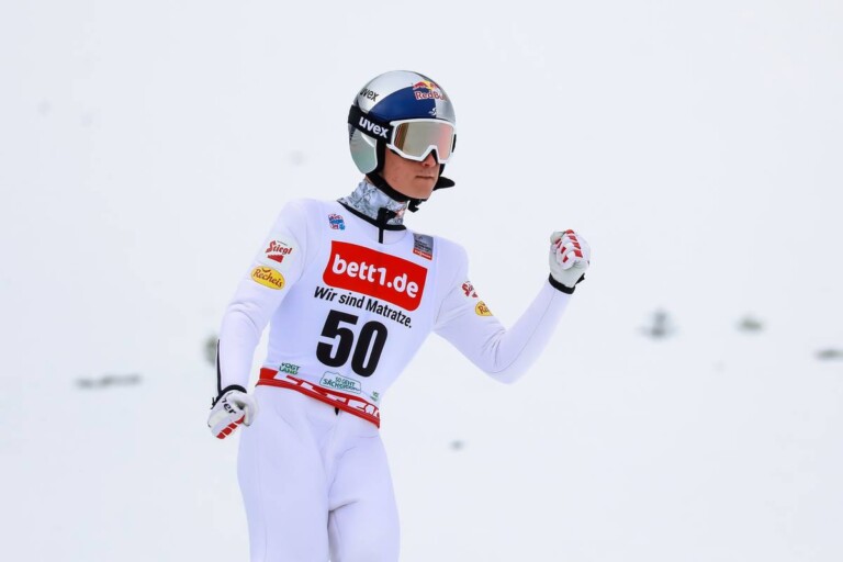 Johannes Lamparter freut sich über seinen guten Sprung.