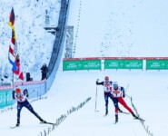 Julian Schmid (links) wurde als Vierter bester Deutscher, Eric Frenzel (hinten) kommt als Sechster ins Ziel.