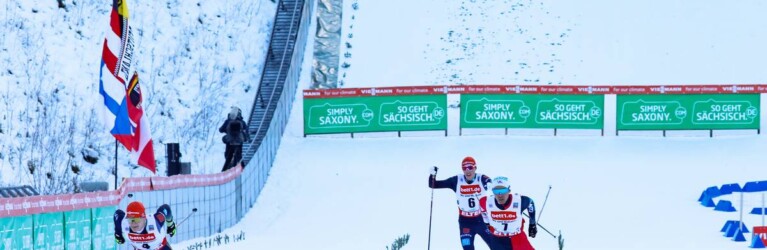 Julian Schmid (links) wurde als Vierter bester Deutscher, Eric Frenzel (hinten) kommt als Sechster ins Ziel.