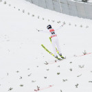 Da unten ist die Führungsweite: Johannes Lamparter springt 143 Meter in Klingenthal.