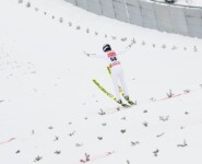 Da unten ist die Führungsweite: Johannes Lamparter springt 143 Meter in Klingenthal.