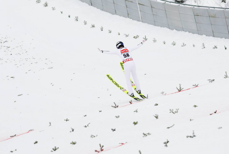 Da unten ist die Führungsweite: Johannes Lamparter springt 143 Meter in Klingenthal.