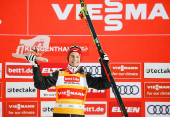 Johannes Lamparter schafft in Klingenthal das Double mit dem zweiten Sieg in zwei Tagen.