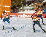 Kampf um Platz sechs: Eric Frenzel (rechts) setzt sich gegen Ilkka Herola durch.