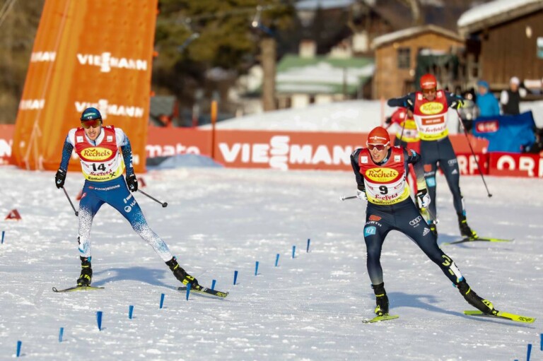 Kampf um Platz sechs: Eric Frenzel (rechts) setzt sich gegen Ilkka Herola durch.