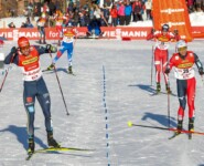 Johannes Rydzek kämpft gegen Akito Watabe um die Platzierung.