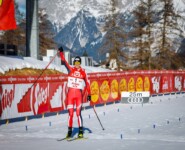 Joergen Graabak feiert seinen ersten Sieg der Saison.