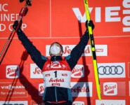 Joergen Graabak feiert seinen ersten Sieg der Saison.