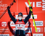 Joergen Graabak feiert seinen ersten Sieg der Saison.