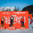 Die norwegische Hymne in Seefeld: Johannes Lamparter (AUT), Joergen Graabak (NOR), Jarl Magnus Riiber (NOR), (l-r).