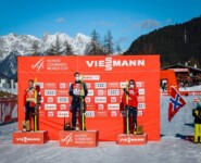 Die norwegische Hymne in Seefeld: Johannes Lamparter (AUT), Joergen Graabak (NOR), Jarl Magnus Riiber (NOR), (l-r).