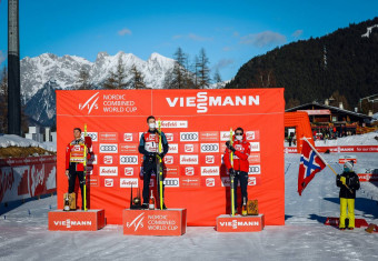 Die norwegische Hymne in Seefeld: Johannes Lamparter (AUT), Joergen Graabak (NOR), Jarl Magnus Riiber (NOR), (l-r).