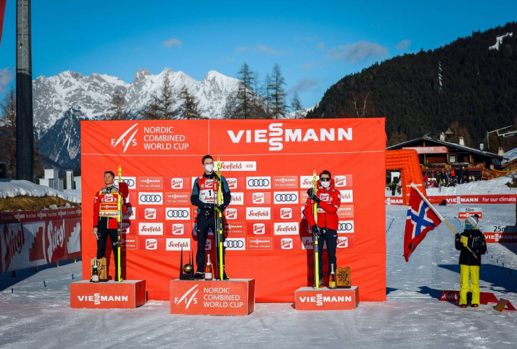 Die norwegische Hymne in Seefeld: Johannes Lamparter (AUT), Joergen Graabak (NOR), Jarl Magnus Riiber (NOR), (l-r).