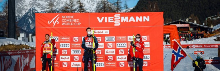 Die norwegische Hymne in Seefeld: Johannes Lamparter (AUT), Joergen Graabak (NOR), Jarl Magnus Riiber (NOR), (l-r).