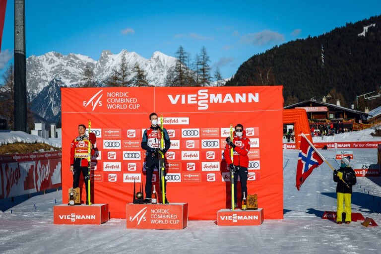 Die norwegische Hymne in Seefeld: Johannes Lamparter (AUT), Joergen Graabak (NOR), Jarl Magnus Riiber (NOR), (l-r).