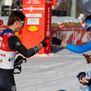 Auch im hinteren Teil des Feldes gibt es Sport: Abklatschen in Corona-Zeiten zwischen Niklas Malacinski und Aaron Kostner.