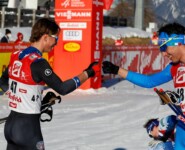 Auch im hinteren Teil des Feldes gibt es Sport: Abklatschen in Corona-Zeiten zwischen Niklas Malacinski und Aaron Kostner.