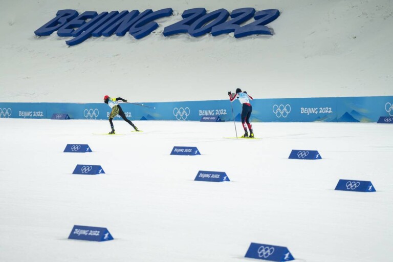 Vinzenz Geiger und Joergen Graabak auf dem Weg ins Ziel