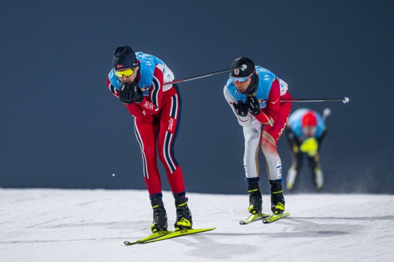 Joergen Graabak wurde schnell von Vinzenz Geiger (Hintergrund) überholt.