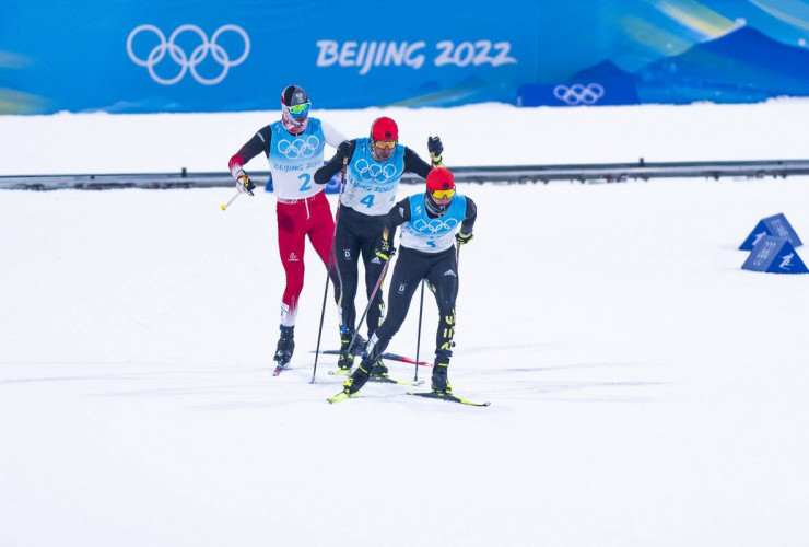 Lukas Greiderer, Johannes Rydzek und Julian Schmid (l-r) liefen lange an der Spitze des Feldes.