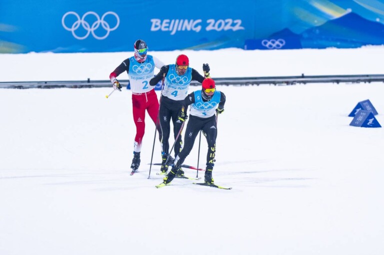 Lukas Greiderer, Johannes Rydzek und Julian Schmid (l-r) liefen lange an der Spitze des Feldes.
