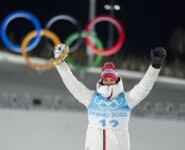 Joergen Graabak ist der erste Kombinierer, der zweimal Gold im Gundersen von der Großschanze über 10 Kilometer gewinnen konnte.