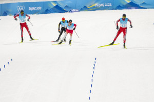 Der Einlauf auf die Zielgerade: Jens Luraas Oftebro (NOR), Manuel Faißt (GER), Akito Watabe (JPN), Joergen Graabak (NOR) (l-r).