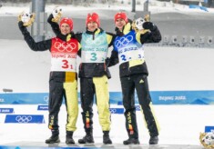Siegerehrung zu dritt: Eric Frenzel wurde vom Maskottchen vertreten.
