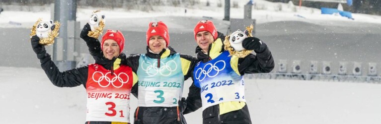 Siegerehrung zu dritt: Eric Frenzel wurde vom Maskottchen vertreten.
